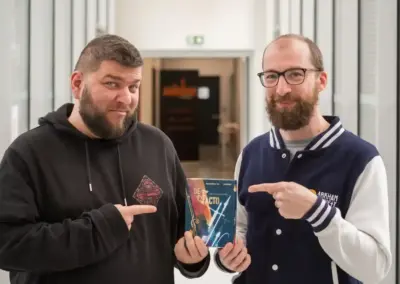 Benjamin Brillaud (Nota Bene) et Titus présente leur jeu de société De Facto